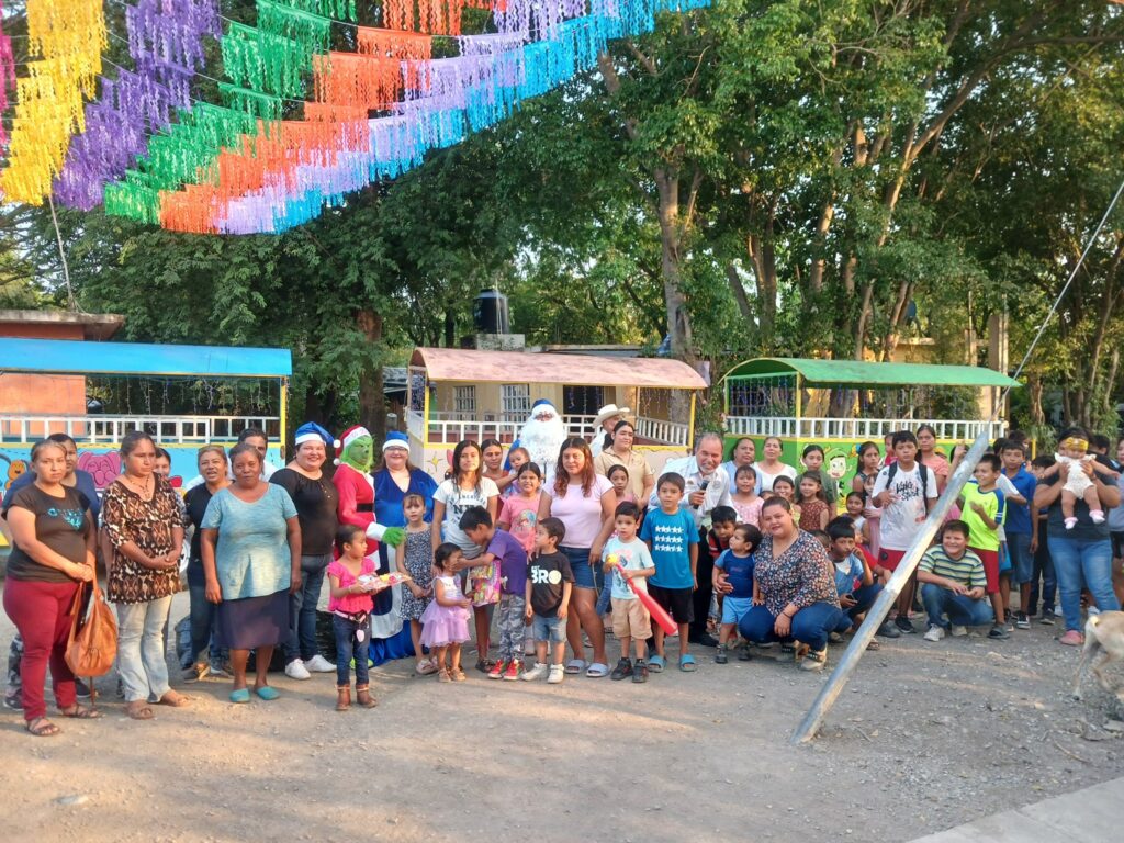 En La Taxqueña también llegó la Navidad con muchos regalos y sorpresas junto a Santa Claus, Mamá Claus y el Grinch