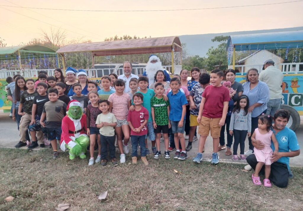 Muy felices y contentos en Plan de Guadalupe, donde llevamos juguetes, dulces y sorpresas con Santa Claus, Mamá Claus y el Grinch