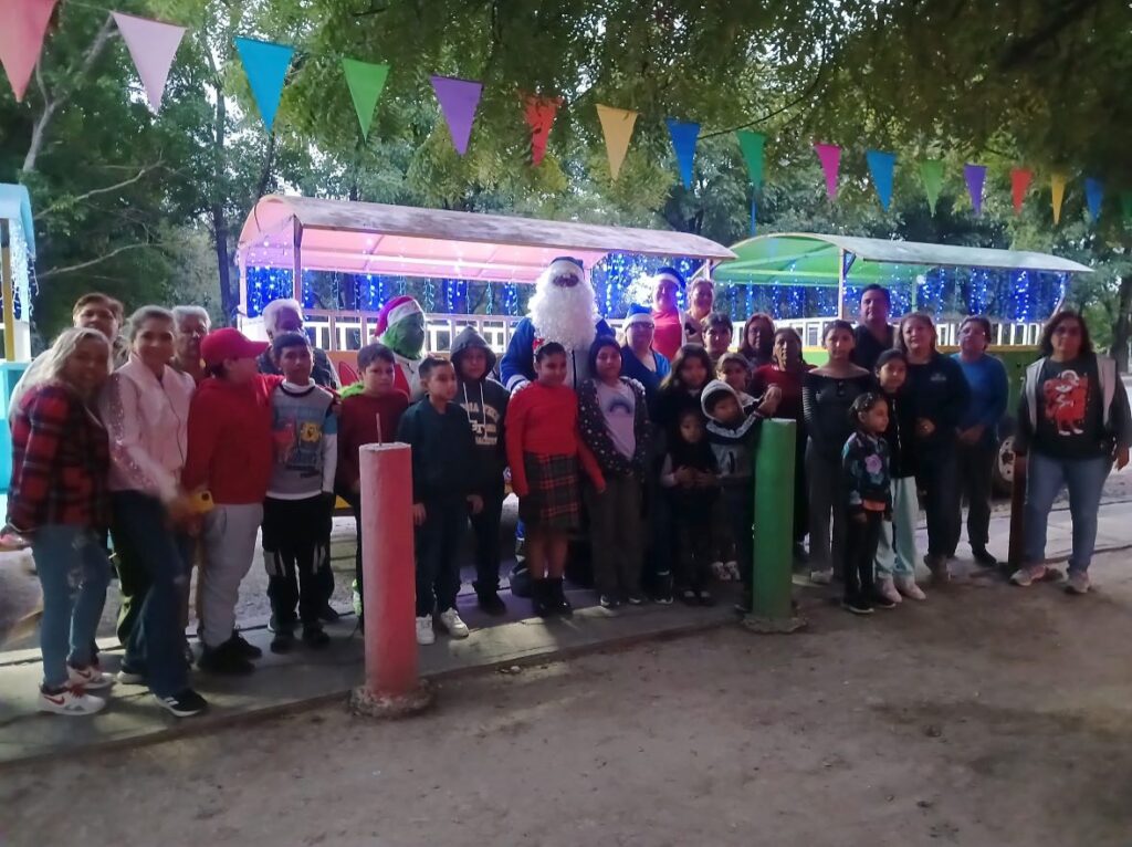 También estuvimos por La Esperanza repartiendo regalos, dulces y sorpresas con Santa Claus, mamá Claus y el Grinch