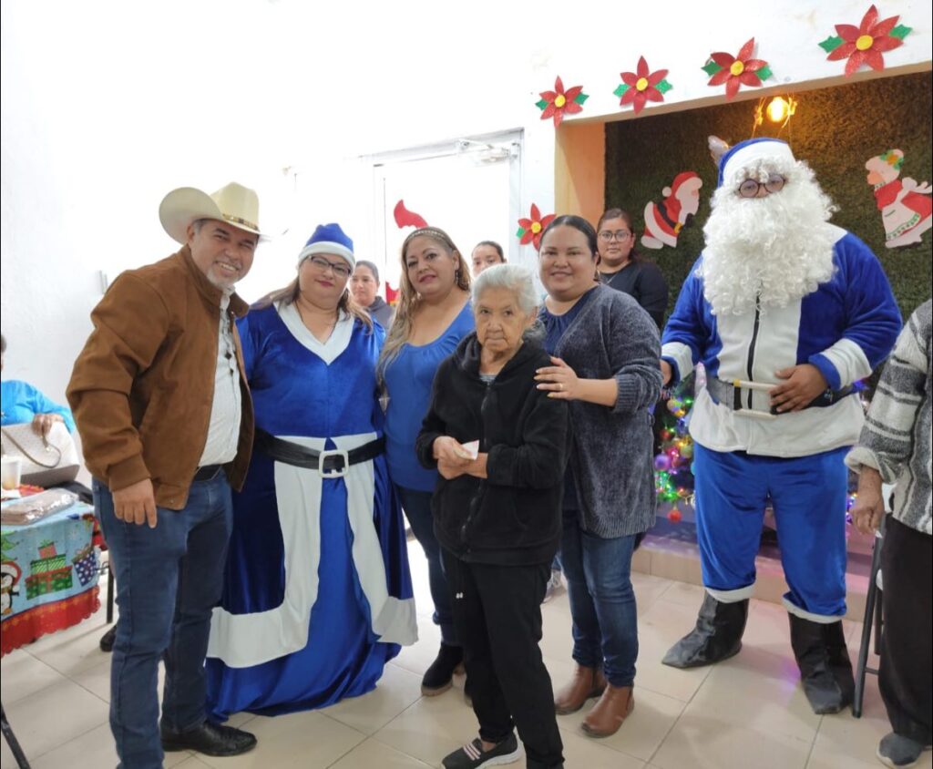 Felices y contentos en la posada de la casa club del adulto mayor activo