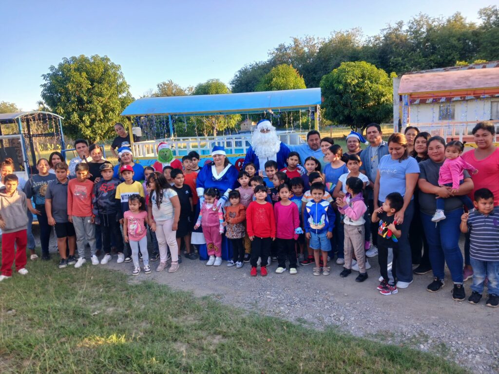 En Ojo de Agua también estuvimos llevando regalos y sorpresas con Santa Claus, mamá Claus y el Grinch
