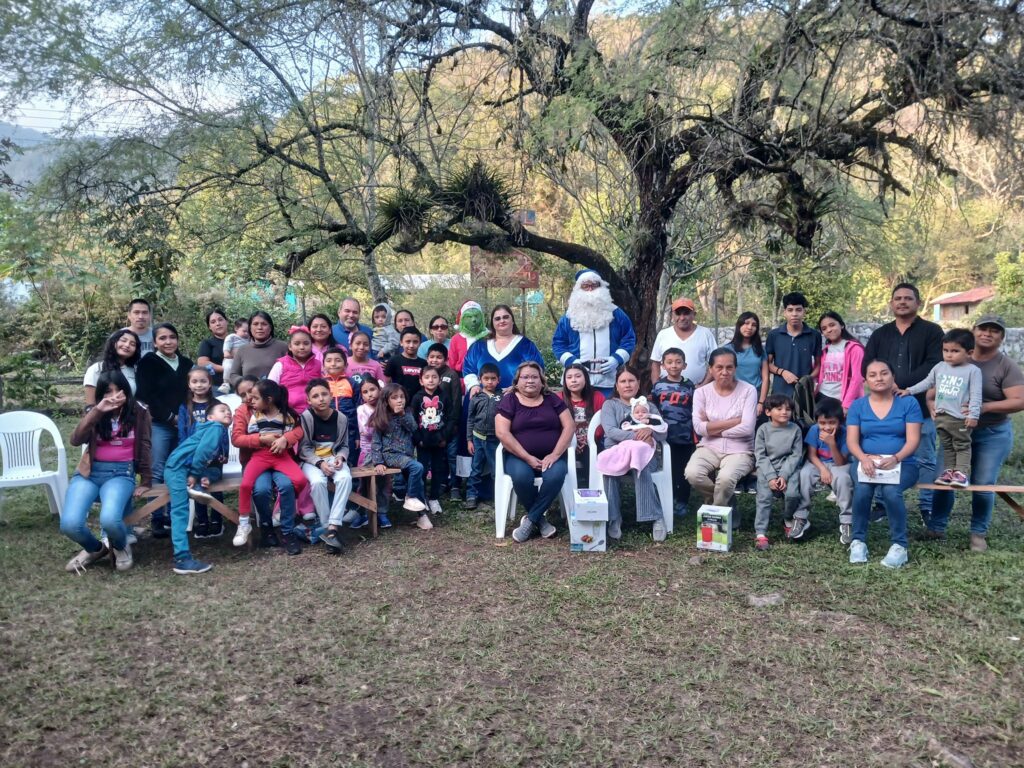 En Altacima llegó la Navidad con regalos, sorpresas y alegría junto a Santa Claus, mamá Claus y el Grinch