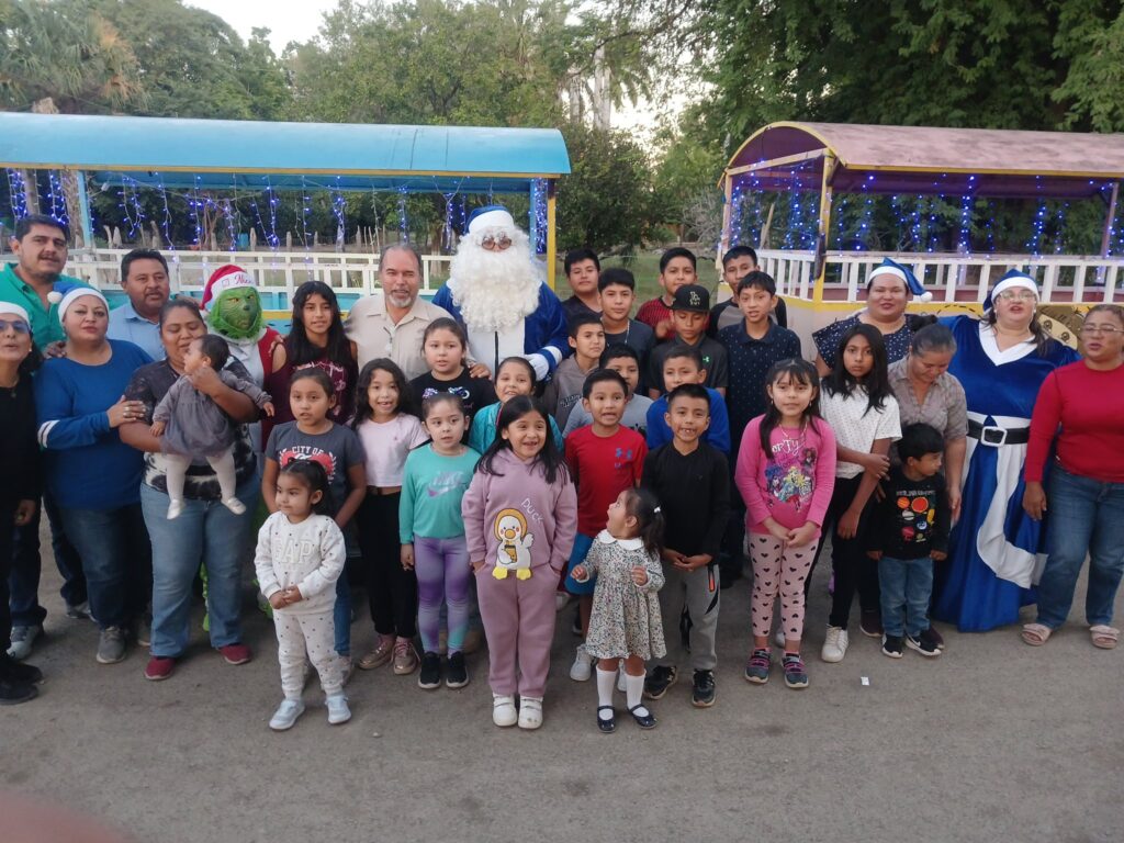 En Sabinas y Saucillo llegó la Navidad con muchas sorpresas y alegría junto a Santa Claus, mamá Claus y el Grinch