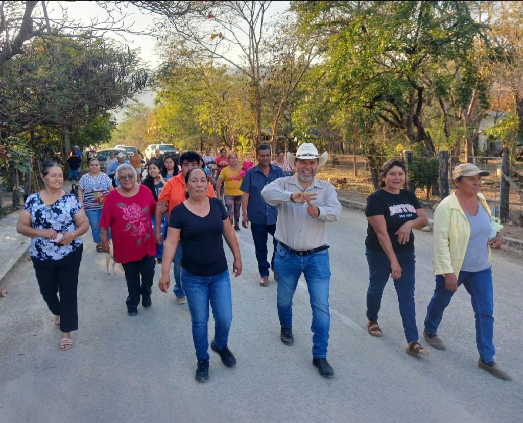 Feliz y contento con los amigos de siempre de Plan de Guadalupe