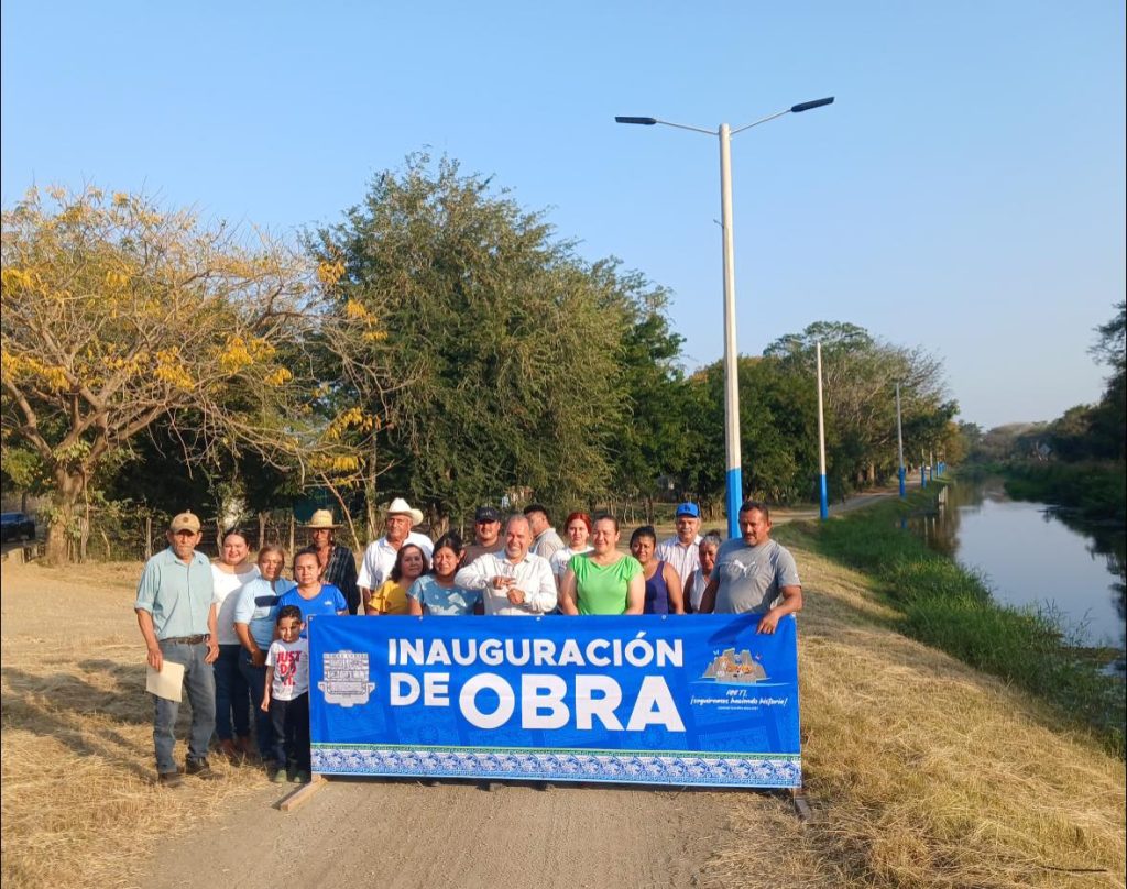 En el ejido Ampliación Ojo de Agua también inauguramos este nuevo sistema de alumbrado con paneles solares