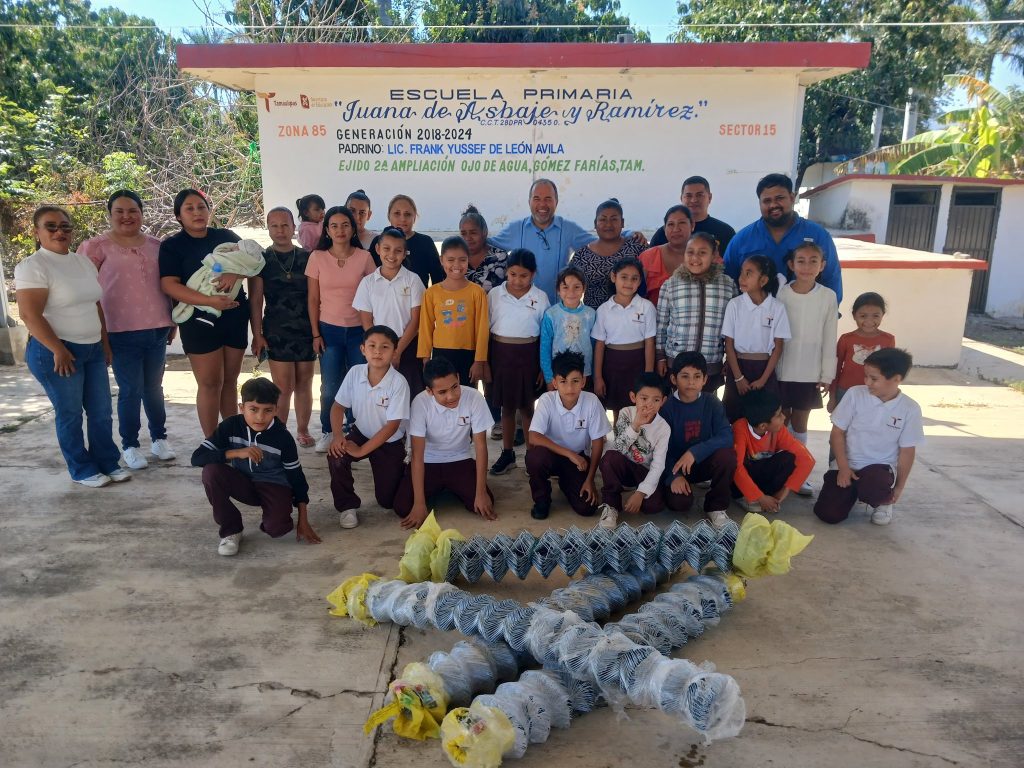 Felices y contentos con alumnos, maestros y padres de familia en la escuela primaria Juana de Asbaje y Ramírez en el ejido Ampliación Ojo de Agua