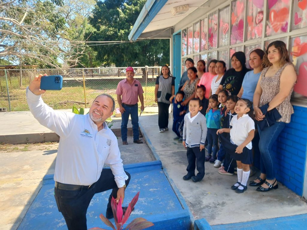 ¡Felices y contentos en el jardín de niños Juan Ruíz de Alarcón en el ejido Benito Juárez!