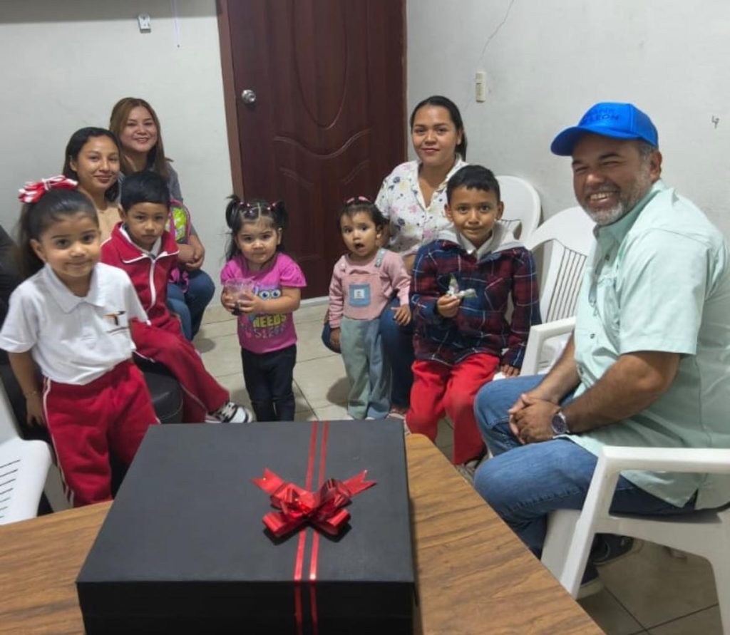 Con mis próximos ahijaditos del preescolar Leopoldo Borjas en el ejido Alfredo V. Bonfil