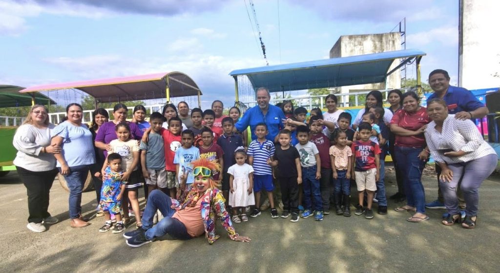 ¡Felices y contentos empezamos a festejar a todos los niñ@s de nuestro municipio en el ejido Américo Villarreal!