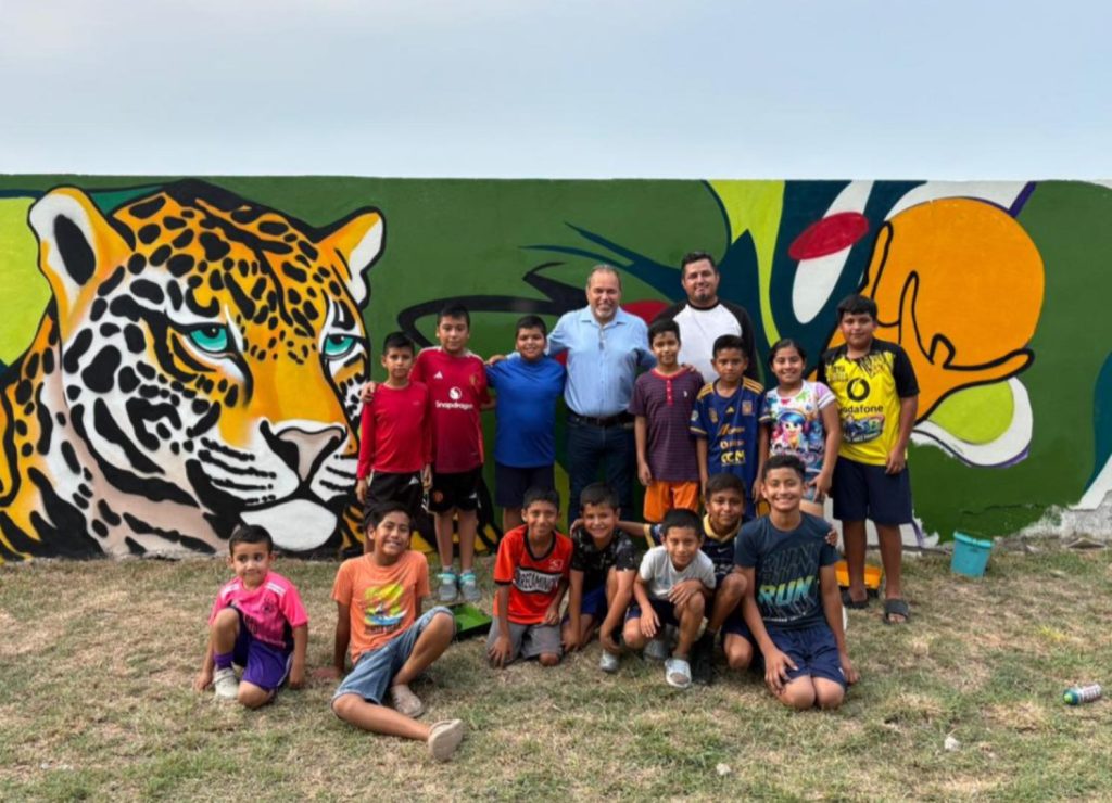 Junto al gobierno del estado, niños de los deportivos Galaxy y Jaguares, así como con el artista Aarón Martínez