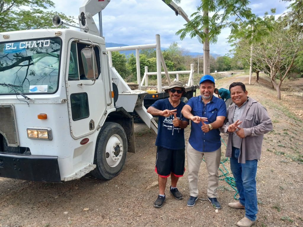 Estamos supervisando la instalación de la postería para alumbrado público en el ejido Plan de Guadalupe