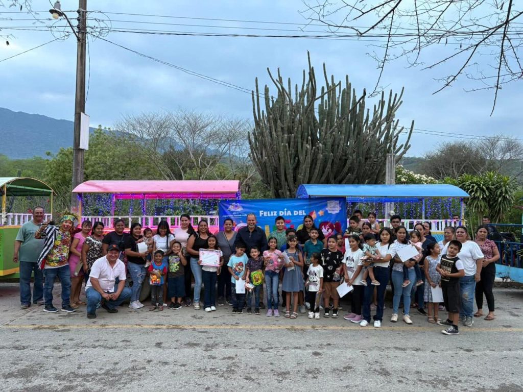 Festejando con muchas sorpresas y regalos a los niños de El Nacimiento