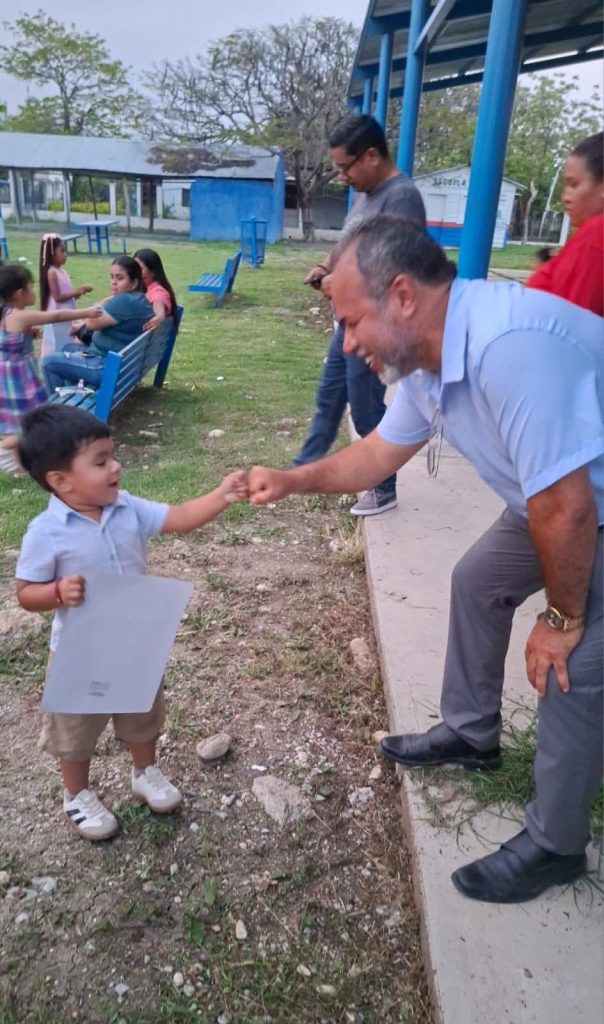 Felices y contentos celebrando a los niños del poblado 601