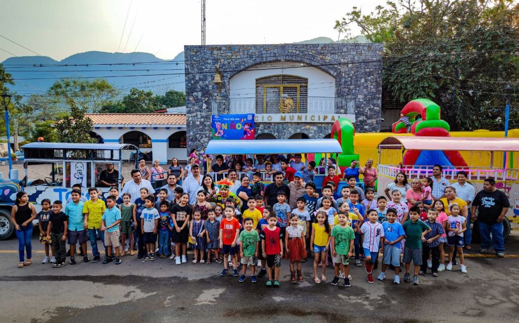 Muy felices y contentos celebrando a los niños de Cabecera y Nuevo Pensar