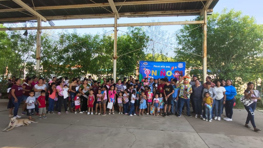 Con juegos, regalos y sorpresas festejamos a los niños de El Azteca y Ojo de Agua