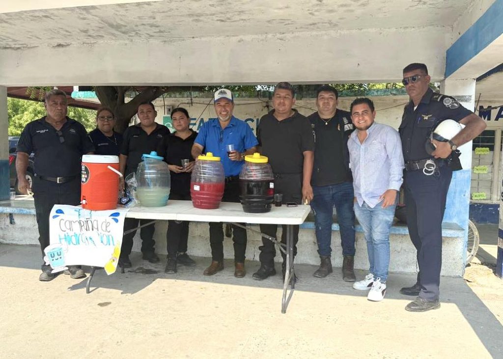 Por las altas temperaturas, nuestro equipo de protección civil y tránsito instalo un punto de hidratación en Loma Alta a disposición de todos