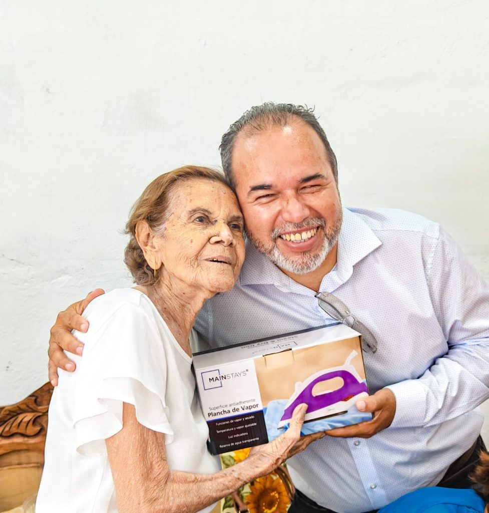 Con nuestros adultos mayores en este festejo especial por el Día de las Madres y los Padres en Loma Alta