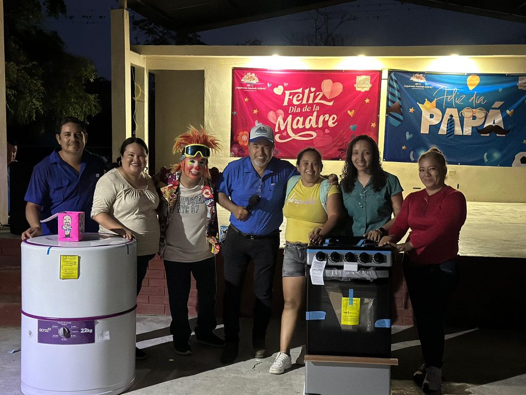 ¡Felices y contentos celebrando a mamá y papá en Zapata!
