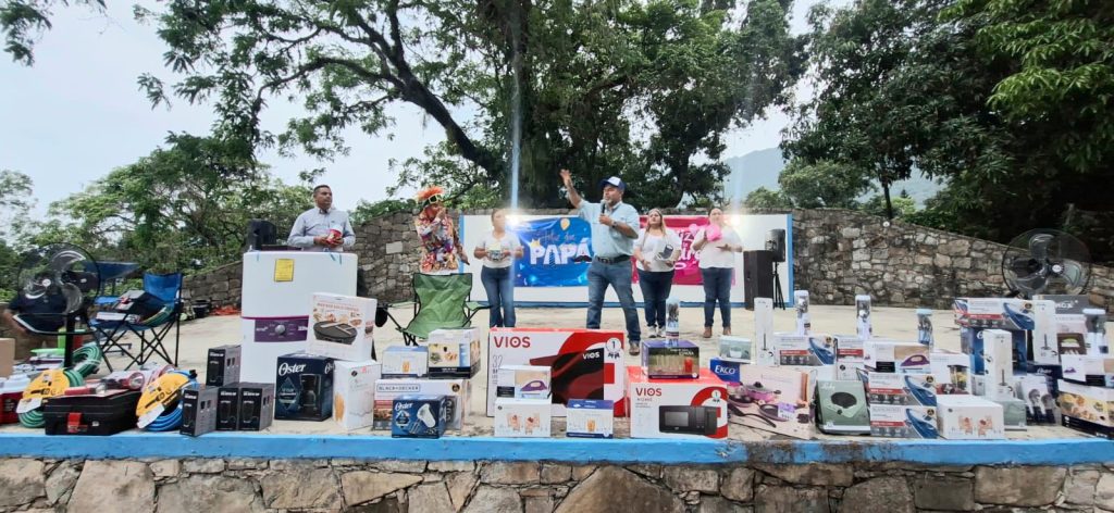 Con muchos regalos y sorpresas festejamos a las mamás y a los papás de nuestra cabecera municipal