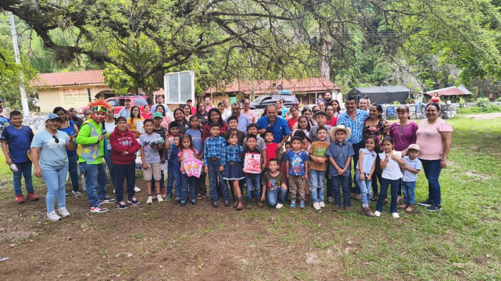 Festejamos a todos los niños, mamás y papás del ejido Altacima