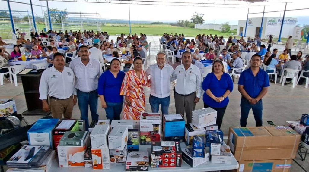 ¡Felices y contentos festejamos a todos los maestros de nuestro municipio con regalos, música y muchas sorpresas!