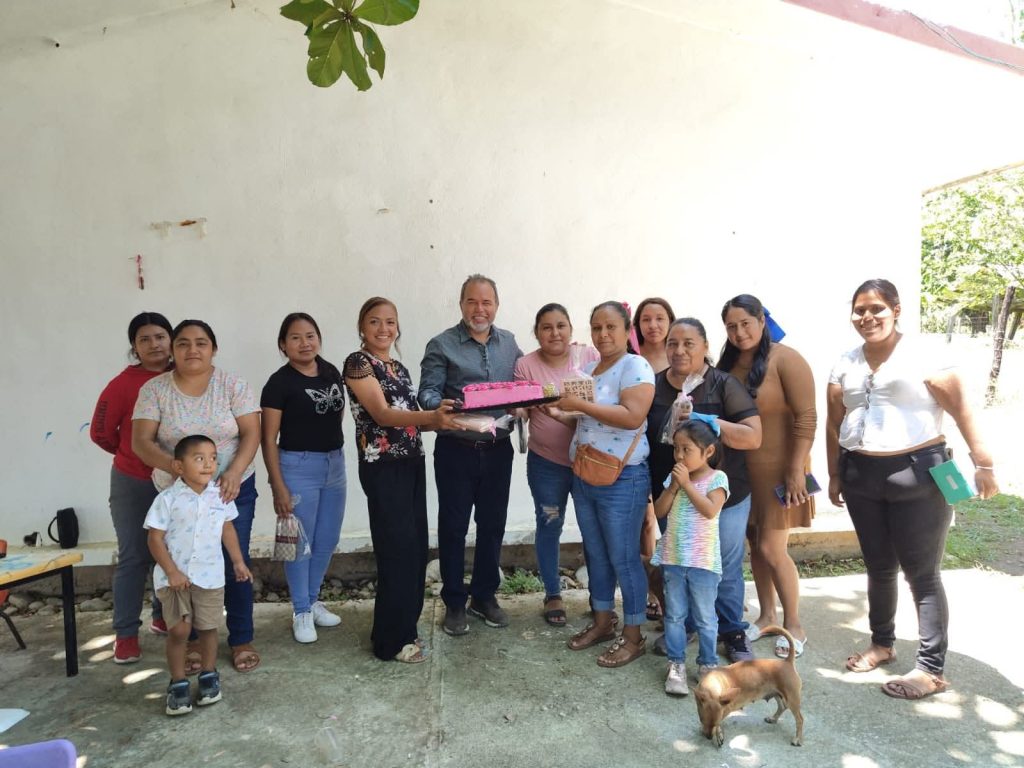 ¡Feliz y contento de celebrar y convivir con las mamás y los niños del CAIC en El Azteca!