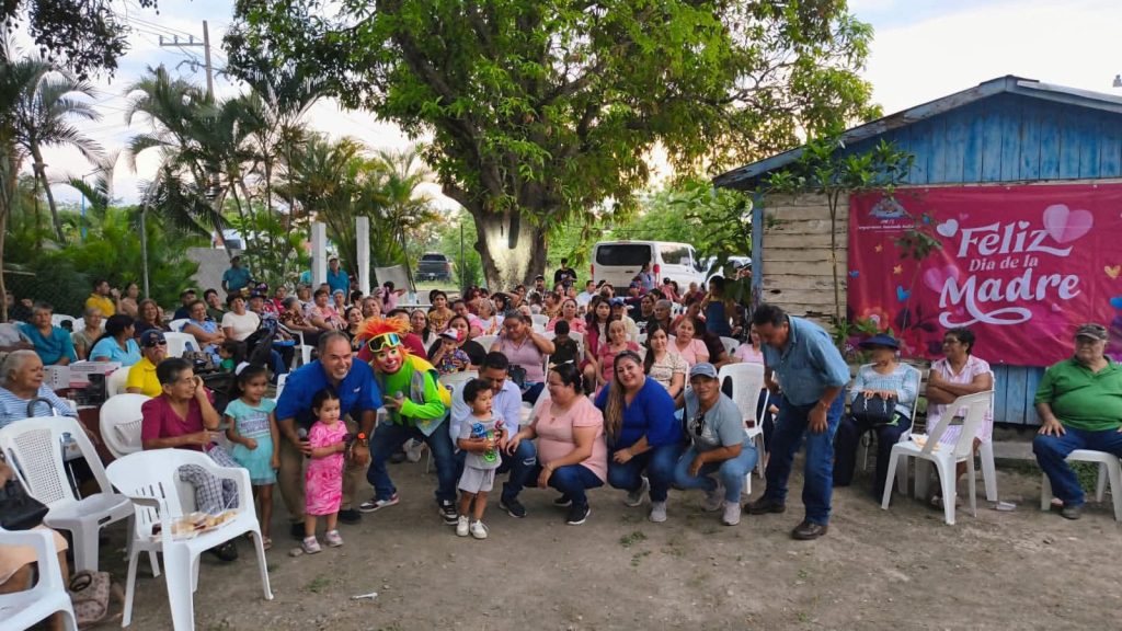 Muchos premios y sorpresas para las mamás y los papás de La Esperanza