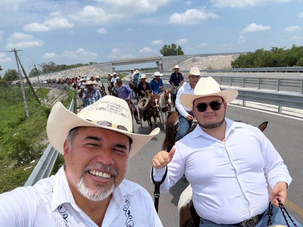 Presentes en la gran cabalgata del 88 aniversario del ejido Guadalupe Victoria!