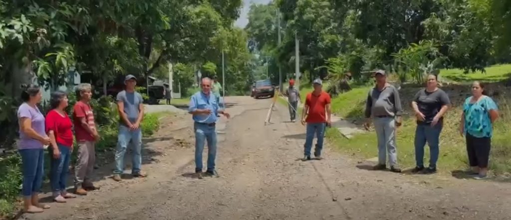 En Nuevo Pensar empezamos una segunda etapa de pavimentación en el camino del arco hasta el ejido.