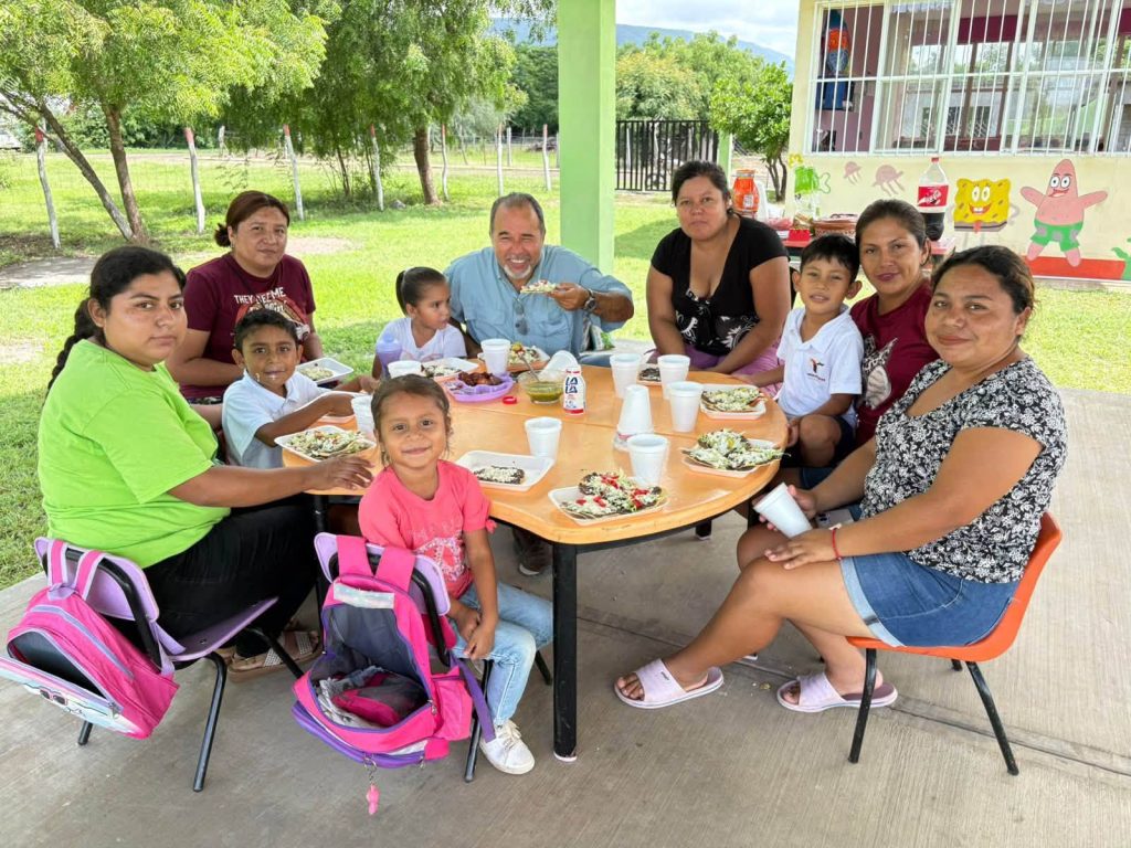 Muy buenas las tostaditas con mis amiguitos de siempre del jardín de niños Américo Villarreal