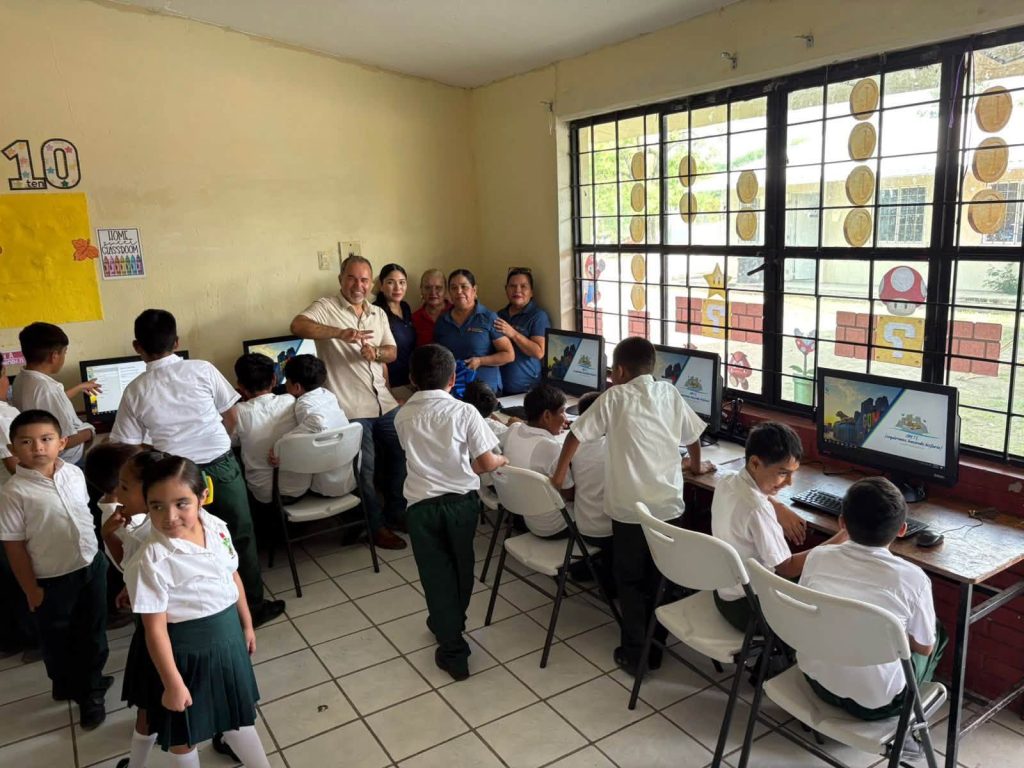 Felices y contentos inauguramos este nuevo Centro de Cómputo en la escuela primaria Gaspar Barrientos del poblado 601