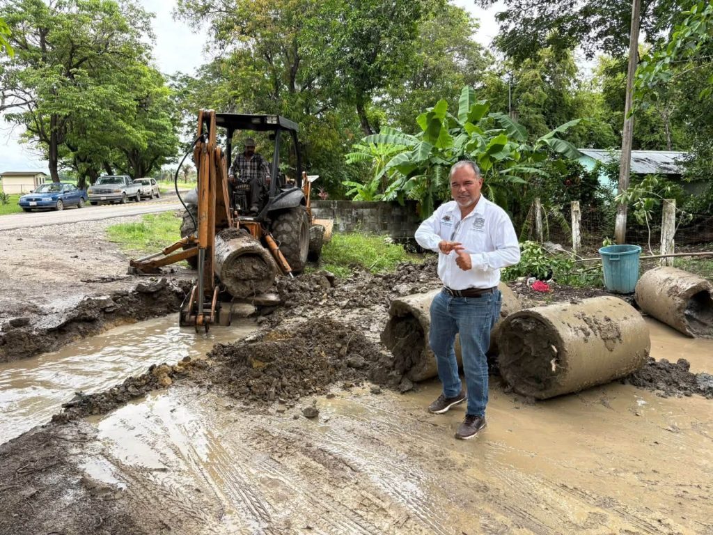 Seguimos reparando y dando mantenimiento a nuestros caminos y calles.