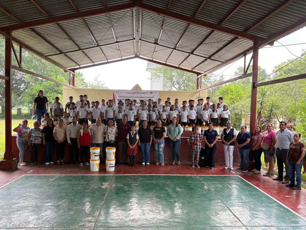 Agradezco la invitación a la entrega de pintura para las diferentes escuelas de nuestro municipio