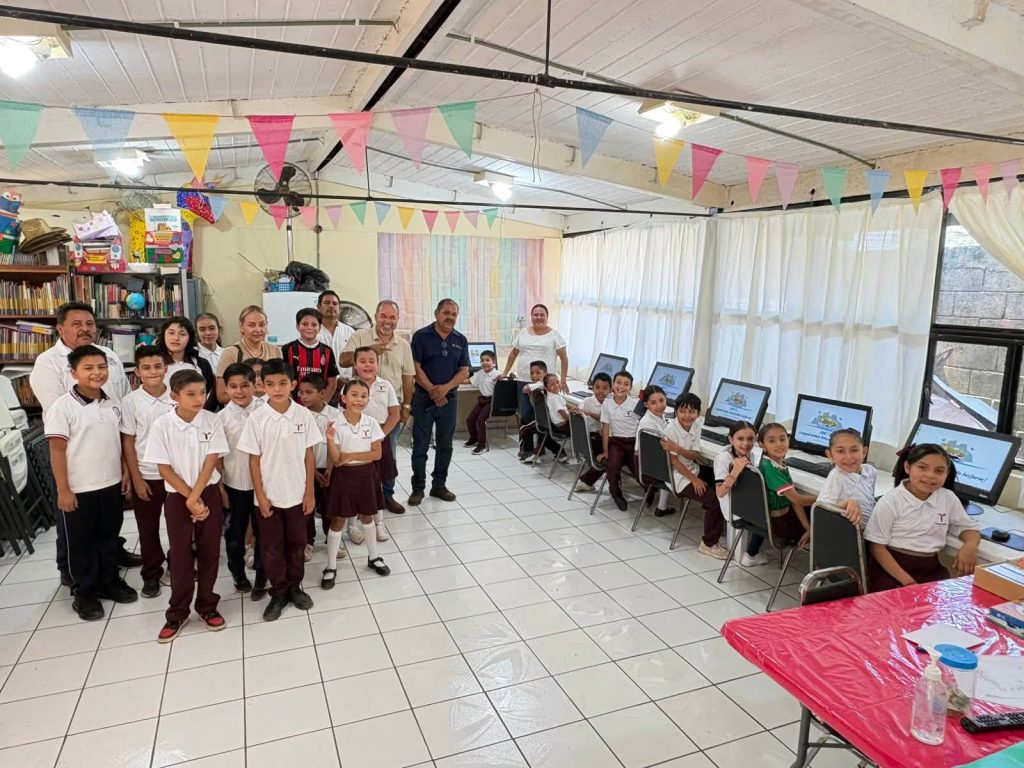 Empezamos la semana trabajando con todo e inaugurando el nuevo Centro de Cómputo de la Escuela Primaria Valentín Gómez Farías