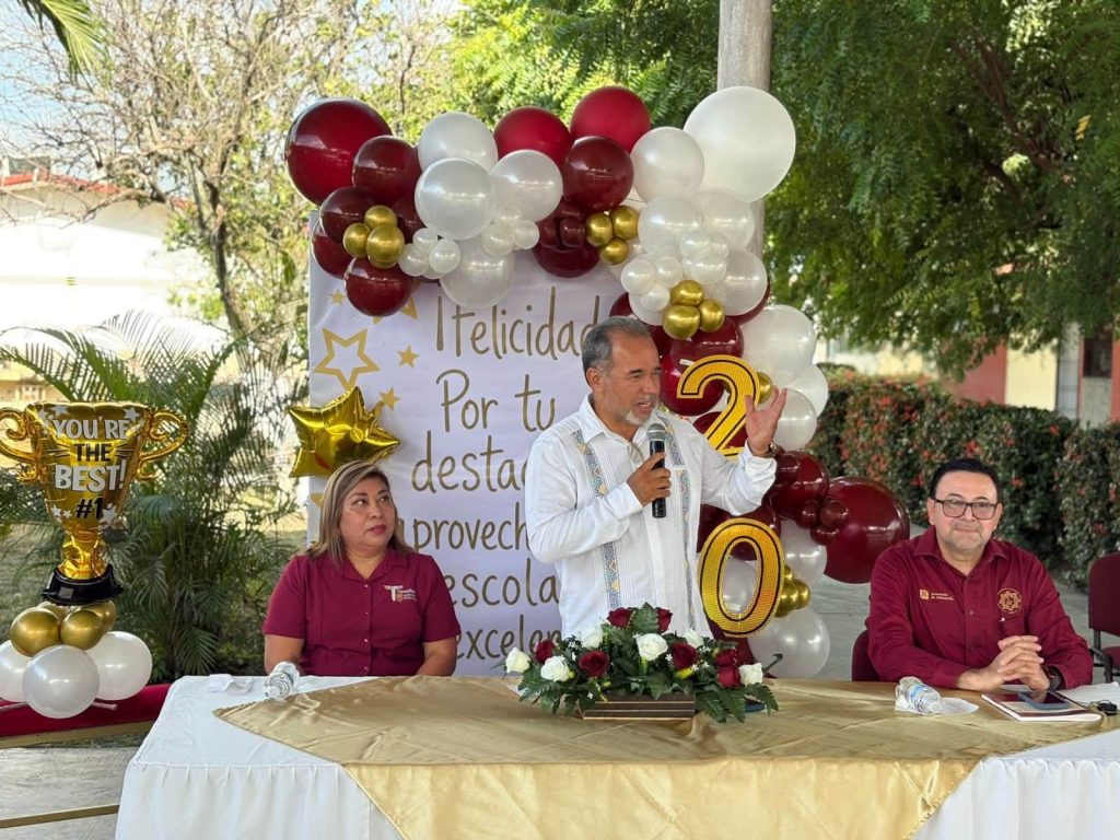 Orgulloso de estar en la Secundaria Técnica #25 en le entrega de reconocimientos al mérito académico