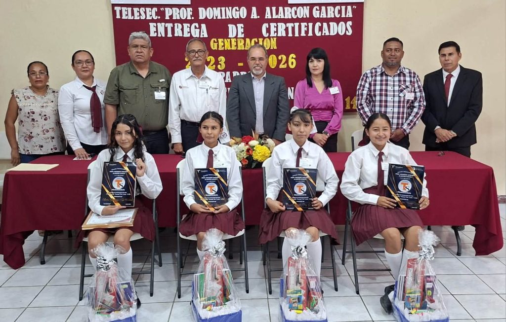 Muy honrado y agradecido por ser el padrino de generación de la Telesecundaria Prof. Domingo A. Alarcón García en el poblado 601