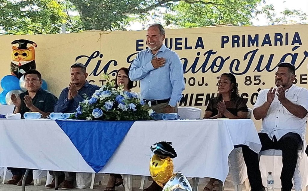 Feliz y contento de ser el padrino de generación de la escuela primaria Lic. Benito Juárez en El Nacimiento