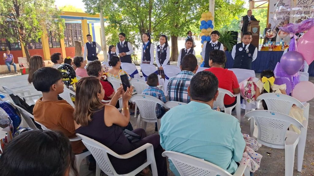 Agradezco la invitación a la ceremonia de fin de cursos de la escuela primaria Prof. Norberto Uriegas en el ejido Cinco de Mayo