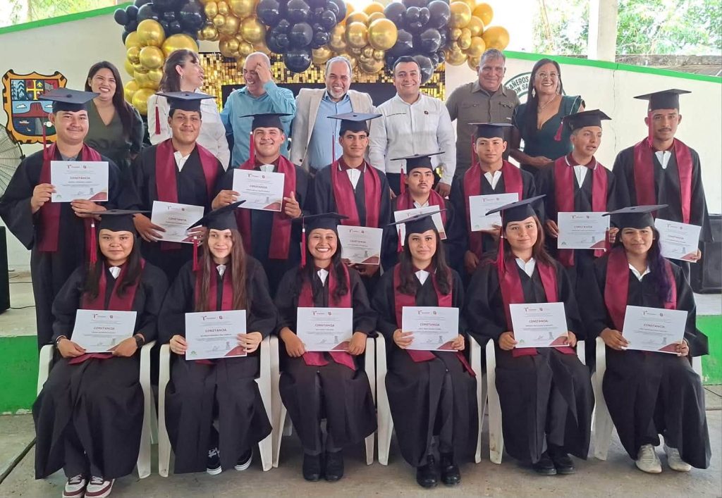 Felicitaciones por su graduación a mis ahijados del Telebachillerato Comunitario 042 en El Venadito