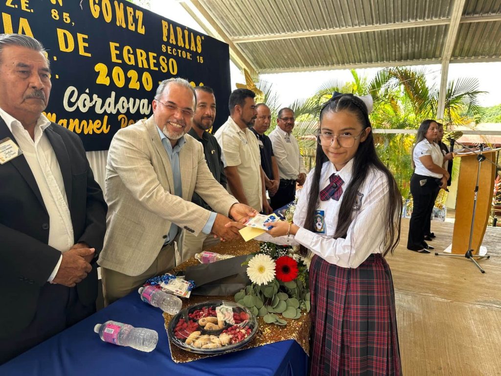 Gracias a la escuela primaria Valentín Gómez Farías por la invitación a la ceremonia de egreso y por el reconocimiento a mi persona