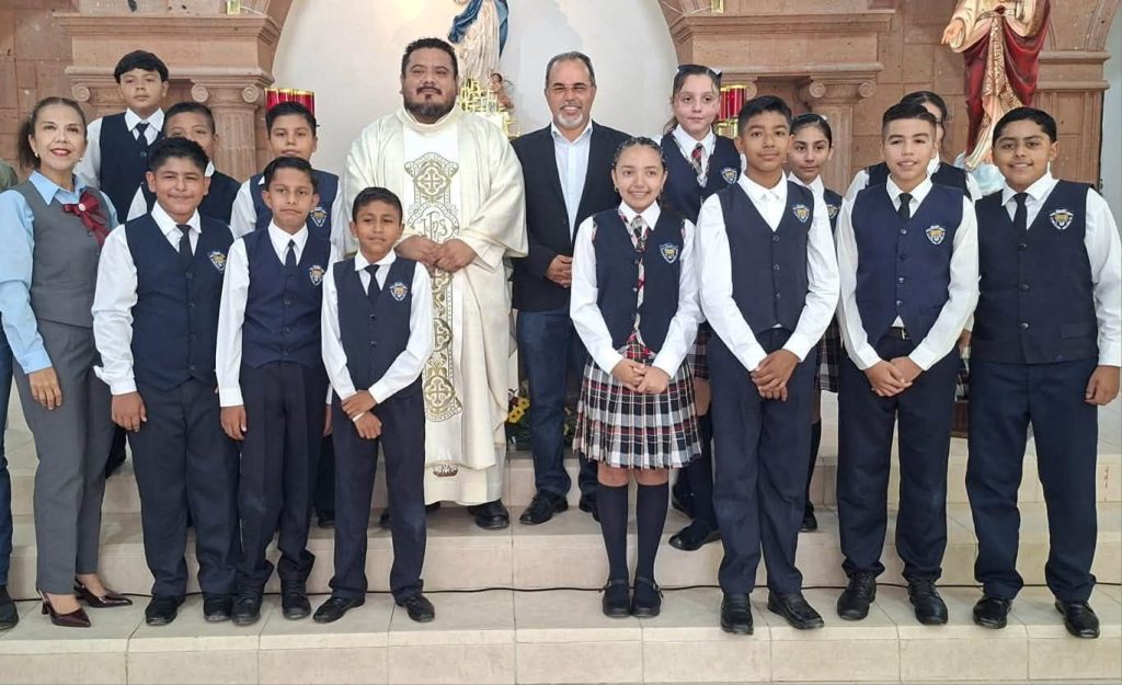 Agradecido con Dios y con la escuela primaria Prof. Norberto Uriegas por la invitación a la misa con motivo de su graduación.