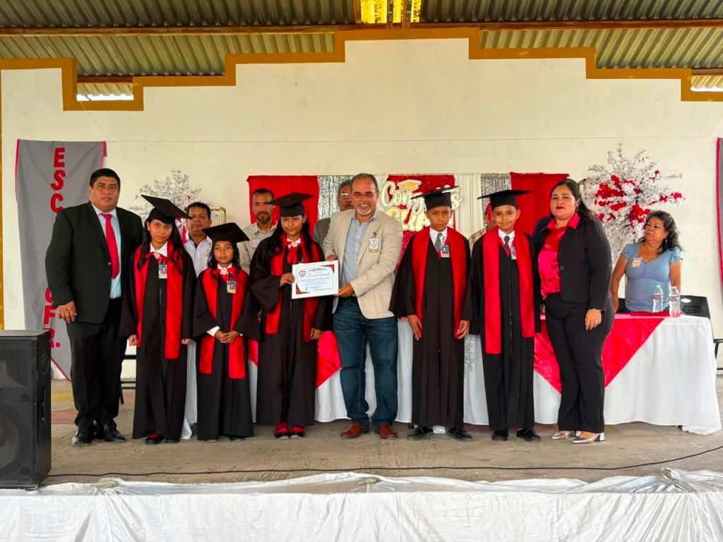Feliz y contento por ser el padrino de generación de la escuela primaria Pedro Castillo Sánchez