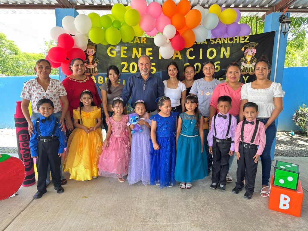 Felices y contentos con mis ahijaditos del jardín de niños José Silva Sánchez en el poblado San Pedrito