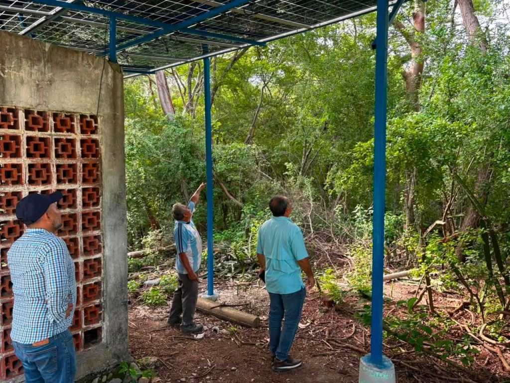 Supervisamos el sistema de paneles solares para que muy pronto pueda brindar el servicio de abastecimiento de agua a la comunidad del ejido El Nacimiento.