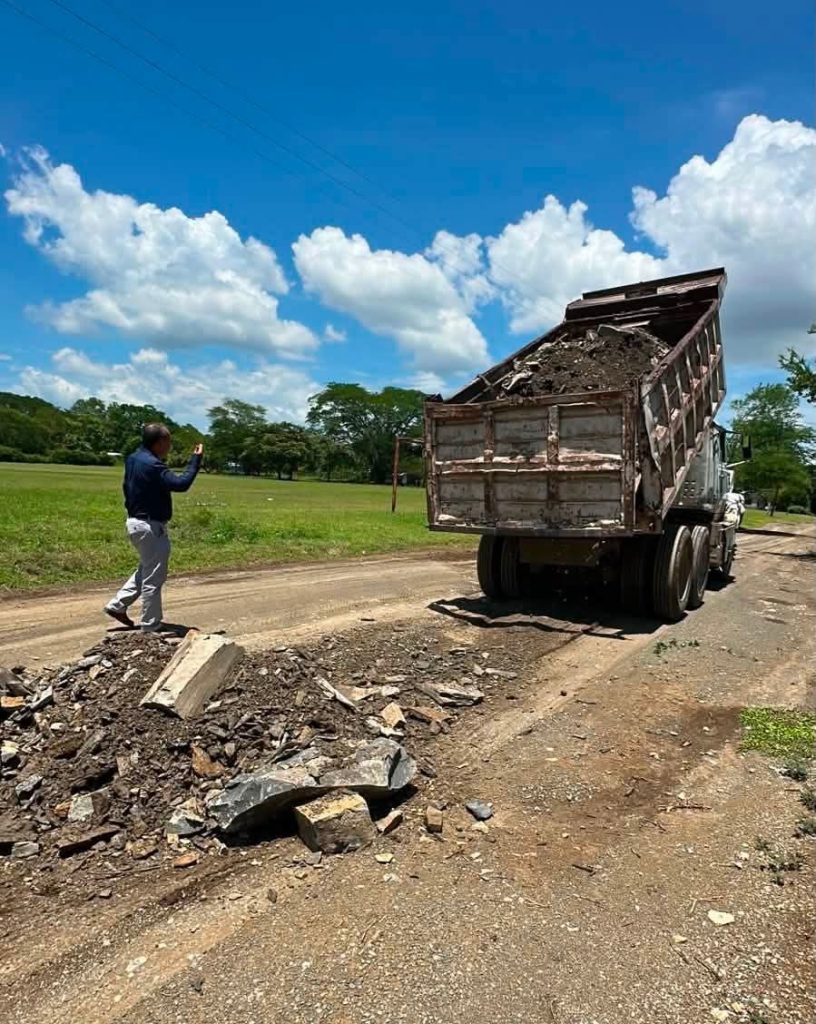 Sin parar, continuamos trabajando con la rehabilitación de calles y caminos, ahora en el ejido El Nacimiento