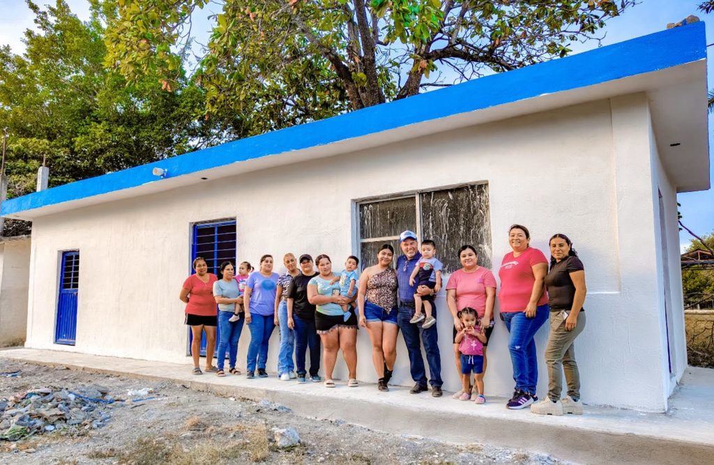 Reunión con madres de familia del ejido