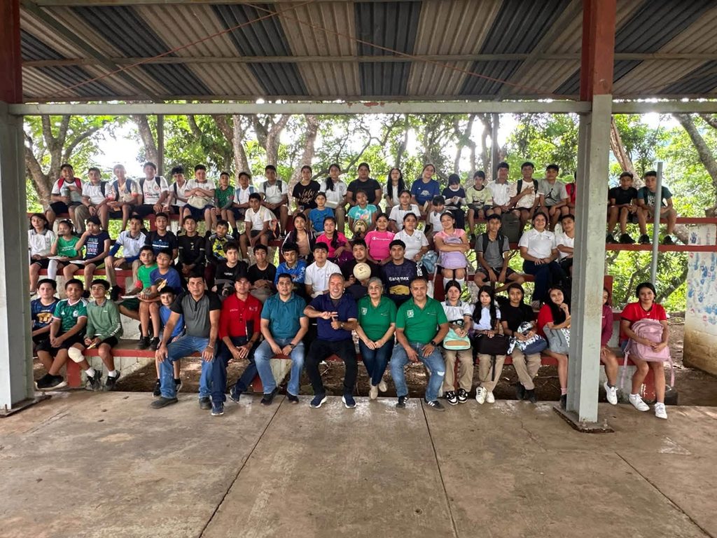 Llena de energía el poder convivir con jóvenes de la Secundaria Aarón Sáenz Garza