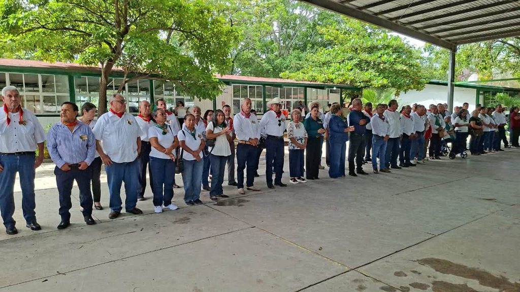 Presentes en la ceremonia cívica con motivo del 50 aniversario del CBTA 83