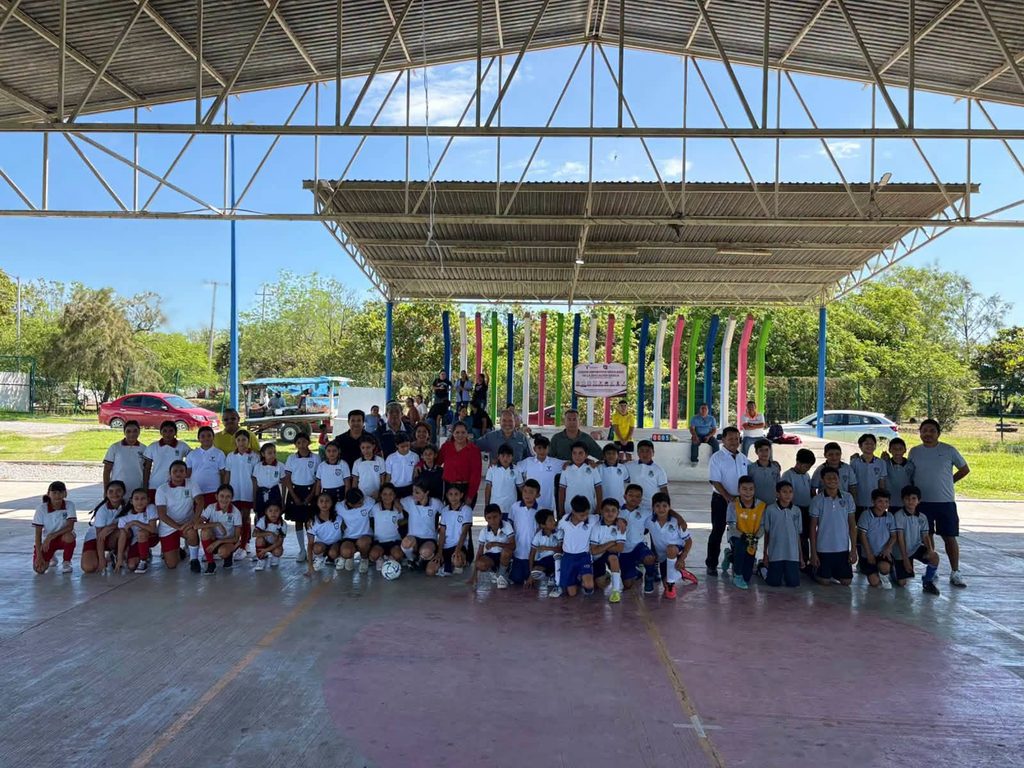 Da energía ver a tantos niños felices y contentos disfrutando de los Juegos Deportivos de Educación Básica!